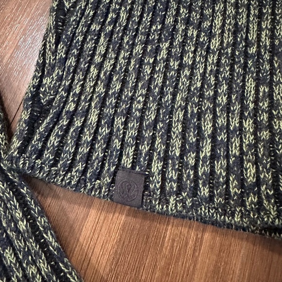 Lululemon Cotton-Cashmere Blend Mock Neck Sweater
Green Navy Black
W3GKGS
Sz 4 - Picture 7 of 8